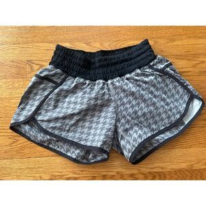 lululemon tracker short II Giant Houndstooth Running Hiking Size 6 Black Gray